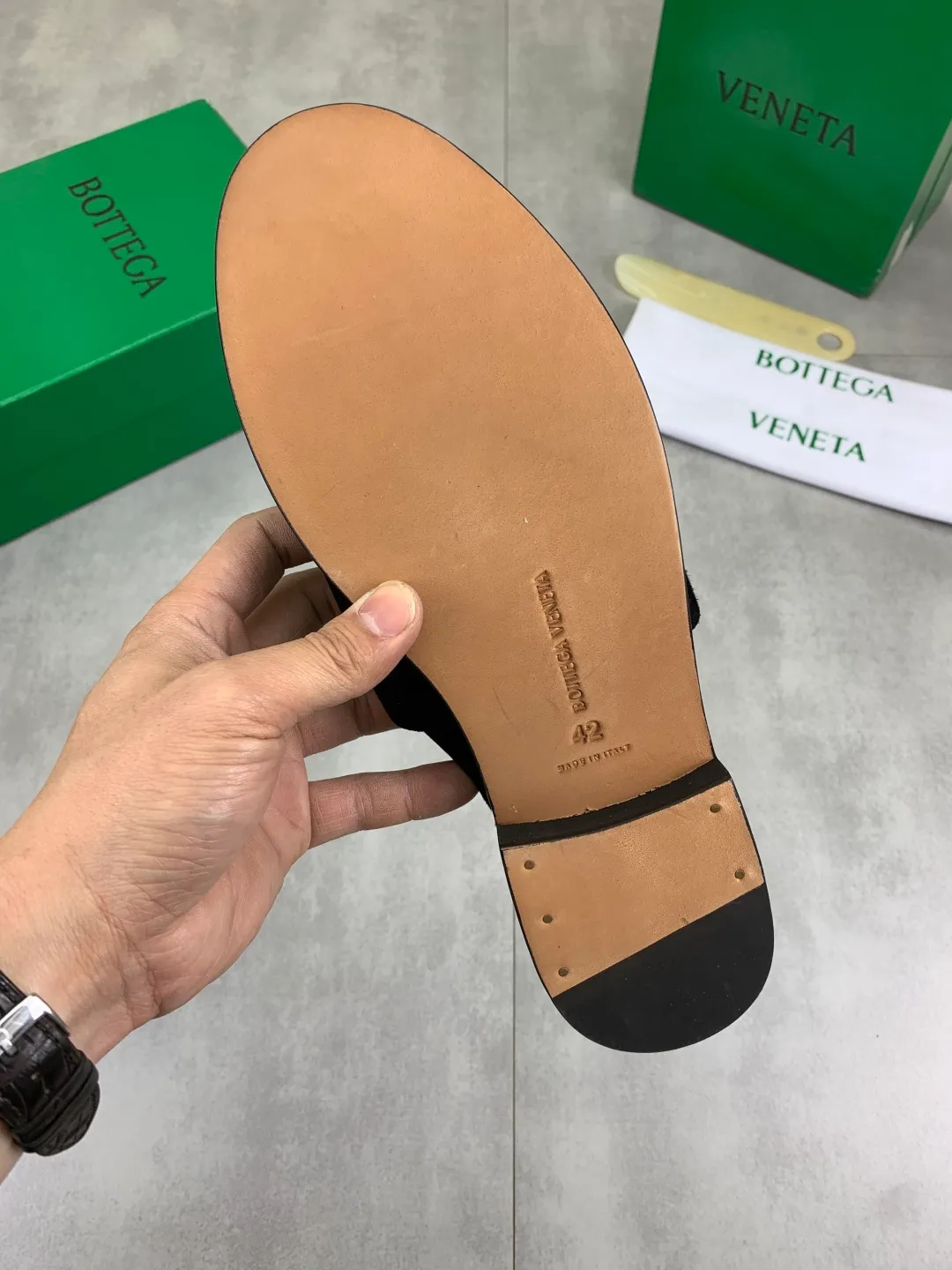 Men's shoes 💰P800 [New model] (genuine leather outsole) water-dyed cow lining 💰High-quality business couple half-slip leather shoes 💎💎💎 BOTTEGA VENETA official website synchronizes the latest top version of BV in the market, accepts material comparison, shoe type comparison, process comparison, practical and textured, versatile and suitable for any occasion, the more you look at it, the more flavorful it becomes. Purely hand-knitted craftsmanship - Upper material, calfskin imported from Italy 🇮🇹 - High-quality water-dyed cowhide lining - Original private model customized leather outsole -Size: Female 35-39 (40 ordered) Male 39-44 (38 45 can be customized) Color: Multiple colors available